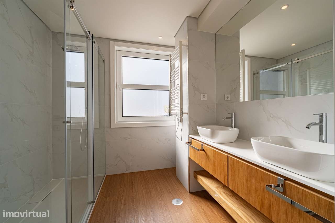 Apartamento T4 totalmente remodelado na Avenida da Boavista, Porto.-20