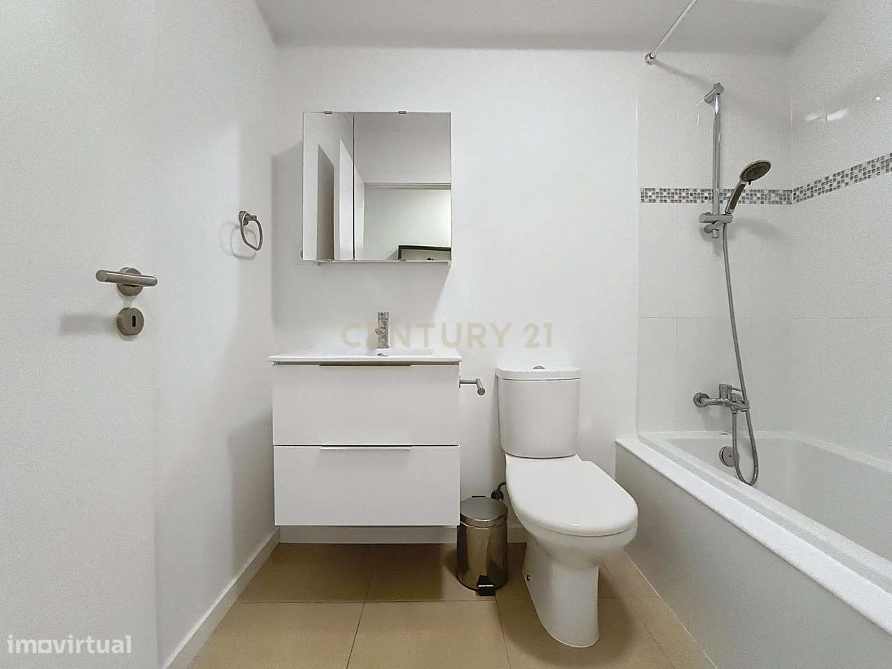 Moradia Moderna com Piscina + Apartamento Independente | Construção 20-53