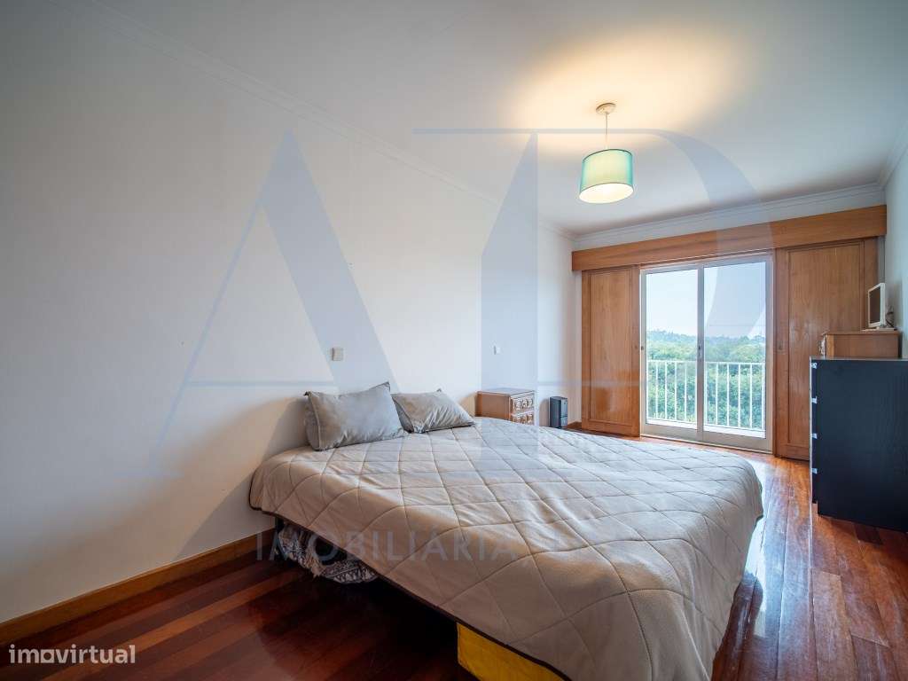 Apartamento T3 com varanda, e localização privilegiada em Vila do C...-11