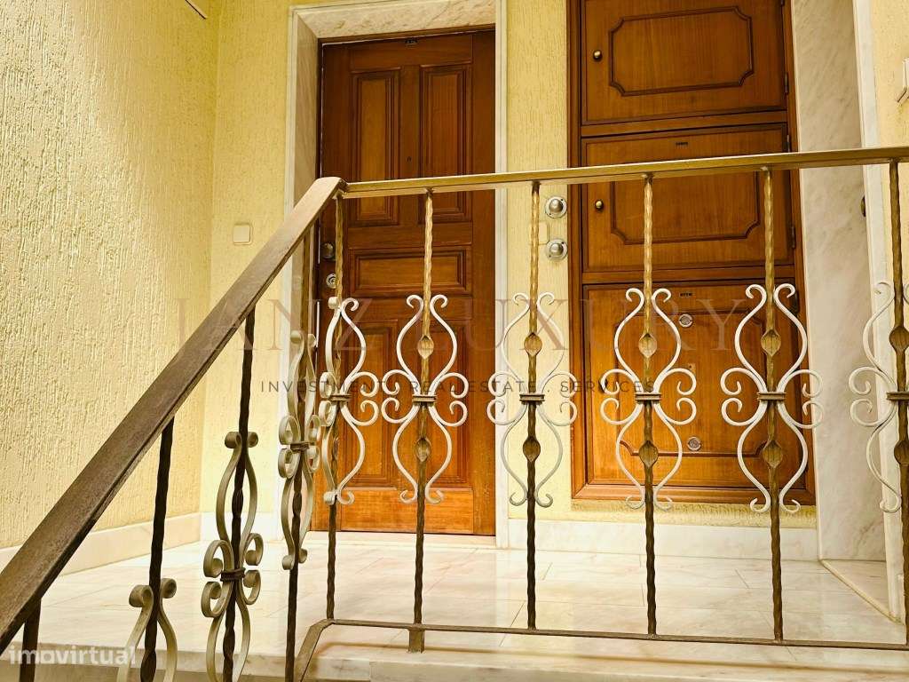 T3 com Garagem e Varanda na Parede | Oportunidade de Reabilitação-22