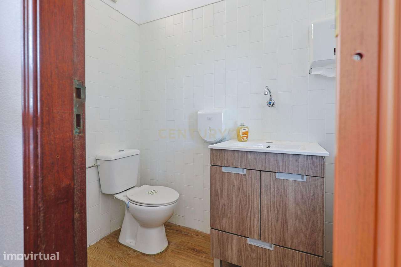 Espaço comercial à venda em zona premium com várias montras, junto à p-13