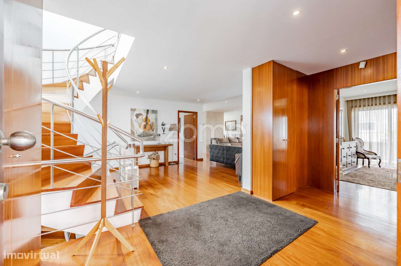 Moradia T5 com Piscina, 4 Suites e Garagem para 4 Carros em Esposende-3