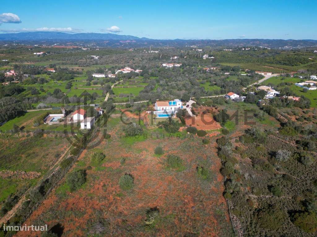 Moradia T4 com piscina infinita em terreno amplo em Silves-43