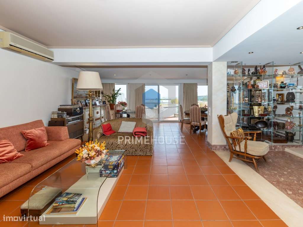 Prédio emblemático no Centro de Azeitão - Grande imagem: 5/58