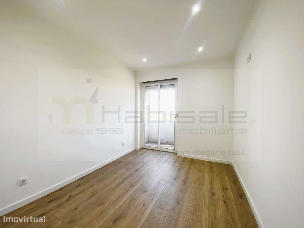 T2 com Varanda Totalmente Remodelado - Mina Amadora-16