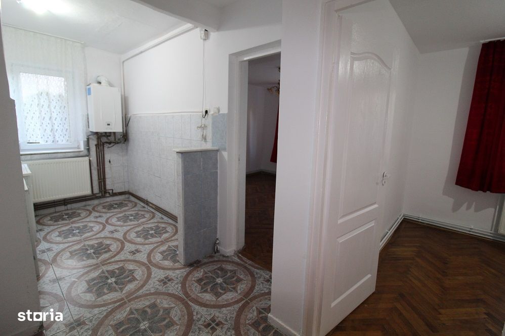 Vând apartament 2 camere în Călan, zona Bradului, etaj 1, decomandat