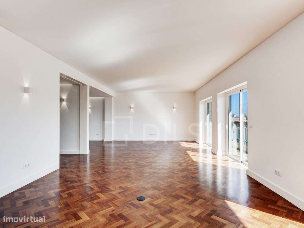 Apartamento T4 renovado, com varanda e garagem na Avenida da República - Grande imagem: 1/28