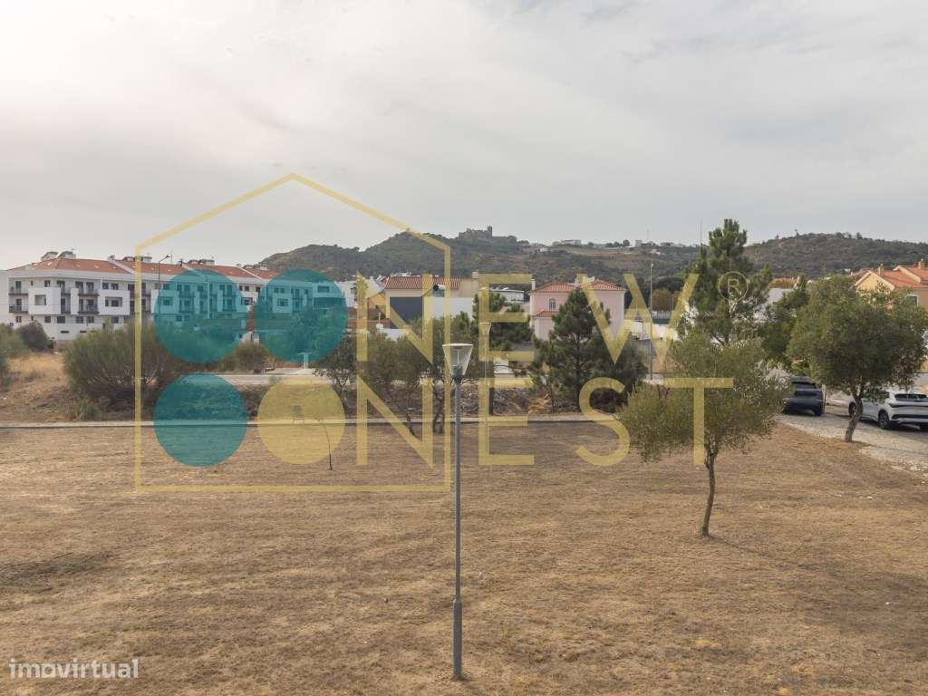 Moradia T3+1 em Banda como Nova com pátio e Vista Castelo de Palmel...-39