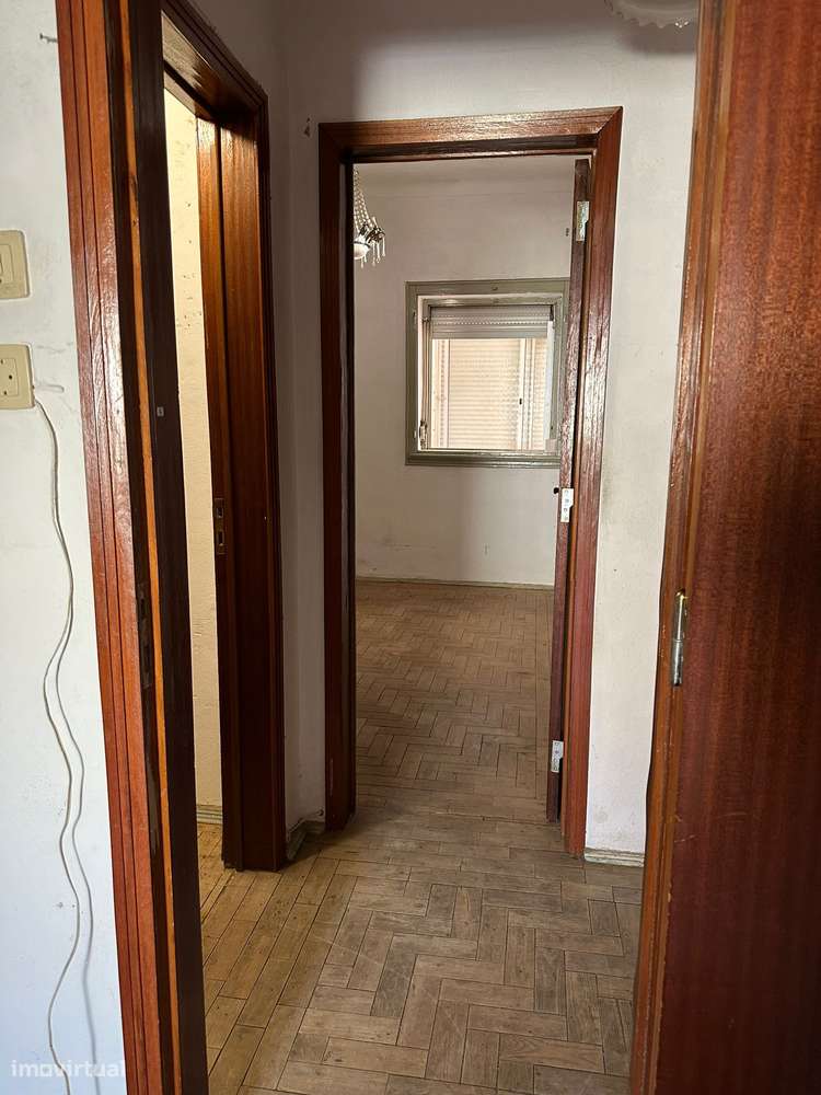 T2 com cozinha separada e gás natural no Barreiro-5