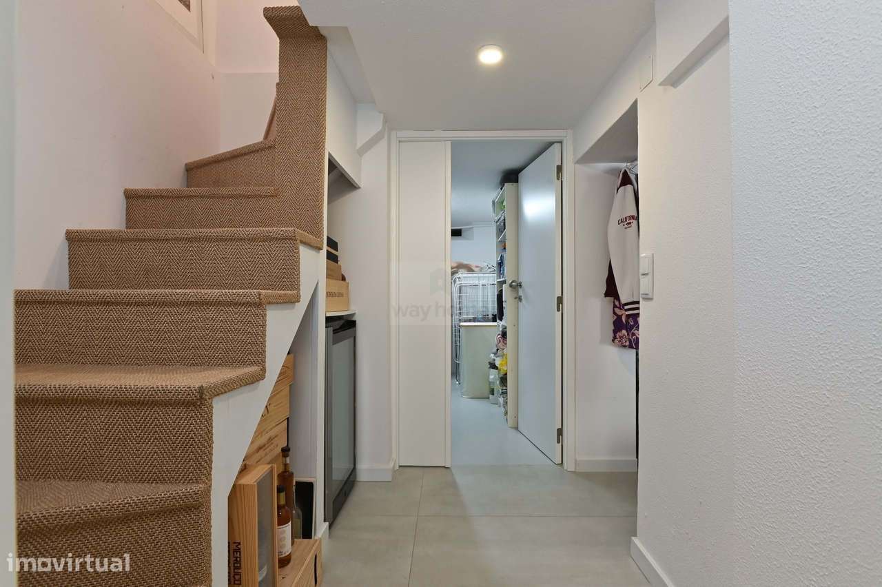 Moradia T3+1 | Sotão e Cave | Remodelada | Pátio Exterior | Amoreira |-10