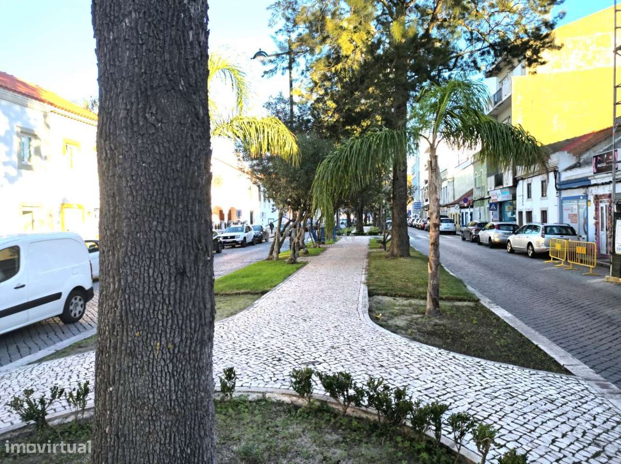 Prédio com quintal no centro do Montijo, junto a transportes - Grande imagem: 5/24