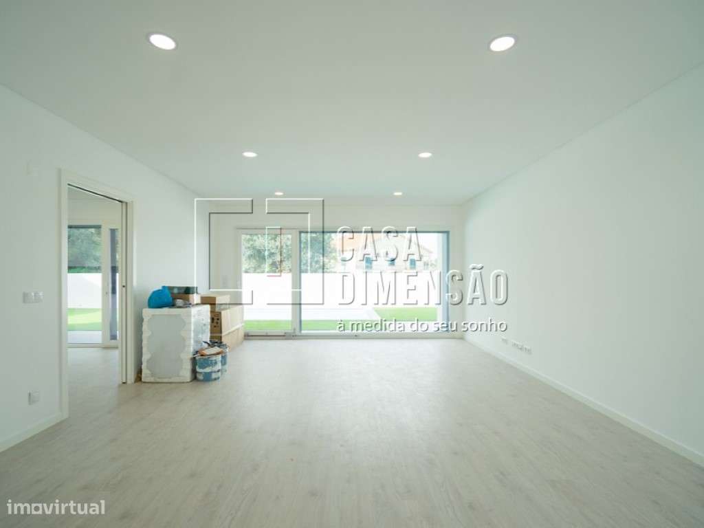 Moradia isolada de Arquitectura Moderna de tipologia T5 na zona da ... - Grande imagem: 4/60