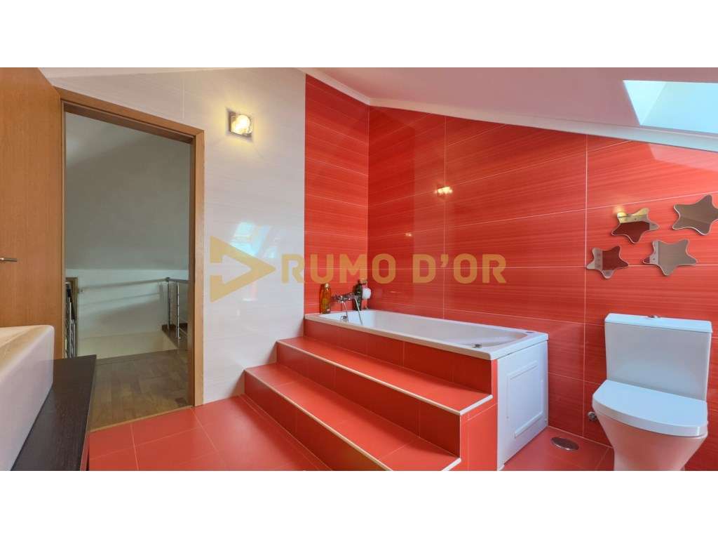 Viva com Conforto! Moradia T4 com Jardim e Espaço Exterior em Alenquer-24