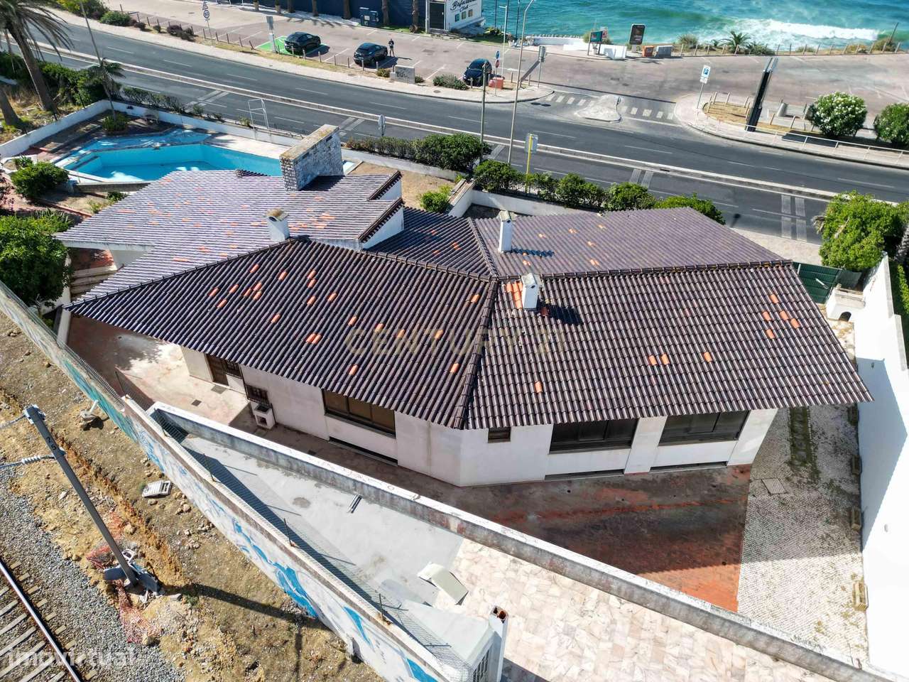 Moradia para remodelação total em Parede com Vista Panorâmica para o M-6