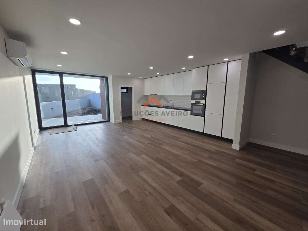 Moradia T4 a 1km das Glicinias!-33