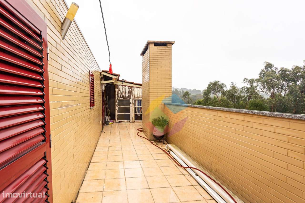 Excelente T2 no Último Andar com Terraços e Garagem em São João de-8