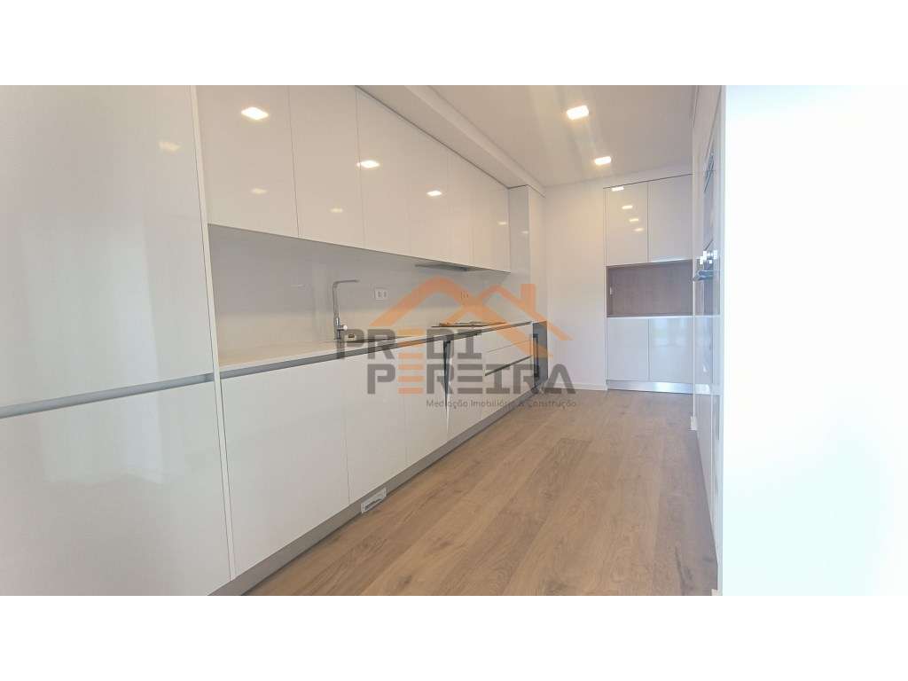 Apartamento T3, com varanda e parqueamento para duas viaturas, situ...-24