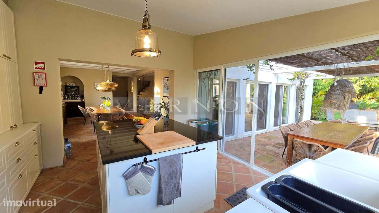 Algarve, Caramujeira,  para venda moradia V3 espaçosa renovada com vis-24