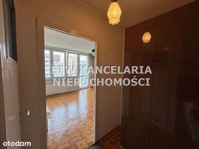 Pokój z widną kuchnią i balkonem.-8