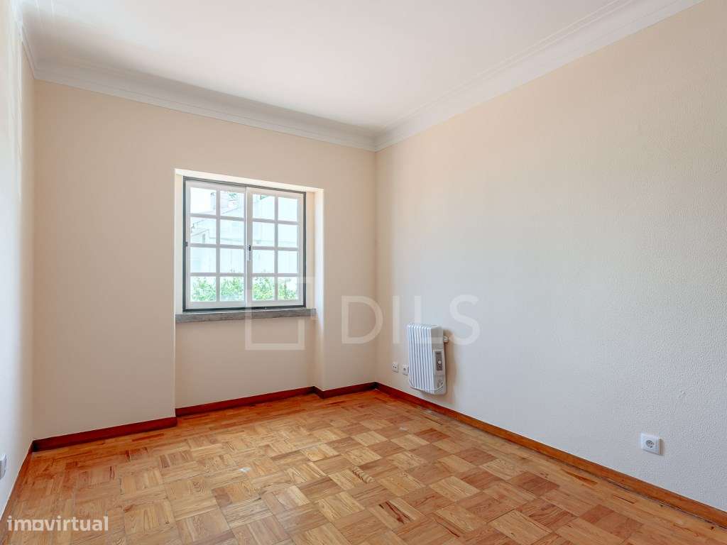 Moradia T8 isolada, com jardim e piscina no centro da Parede-33