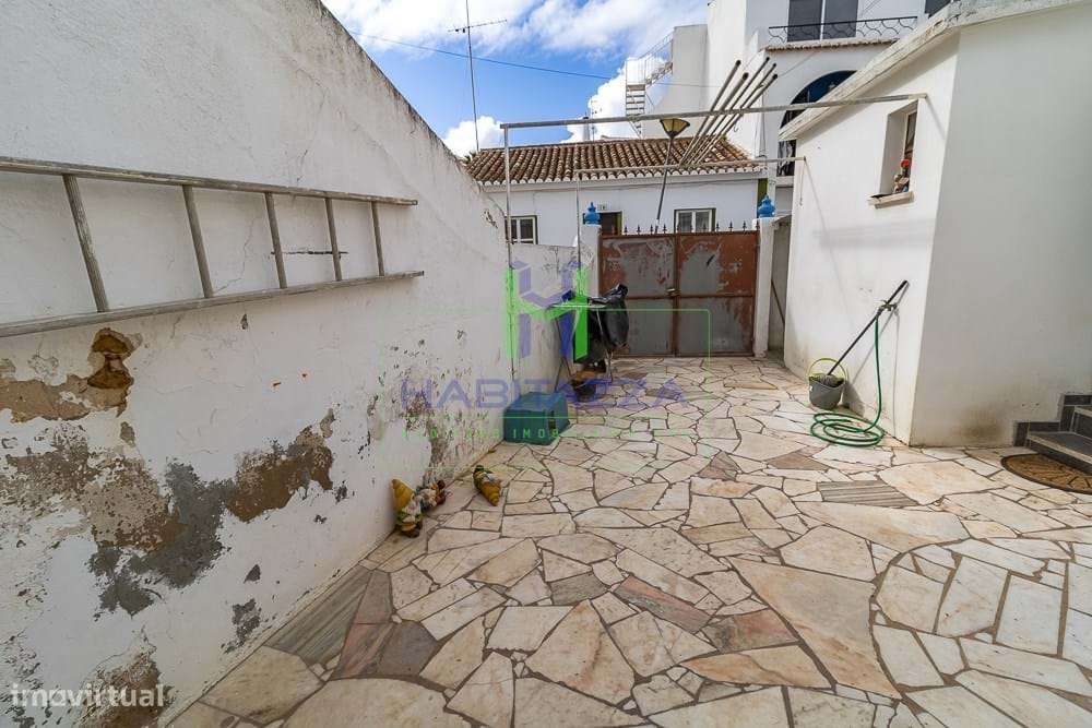 Moradia T2, com anexos e bom quintal, no coração da Praia da Luz - Grande imagem: 3/37