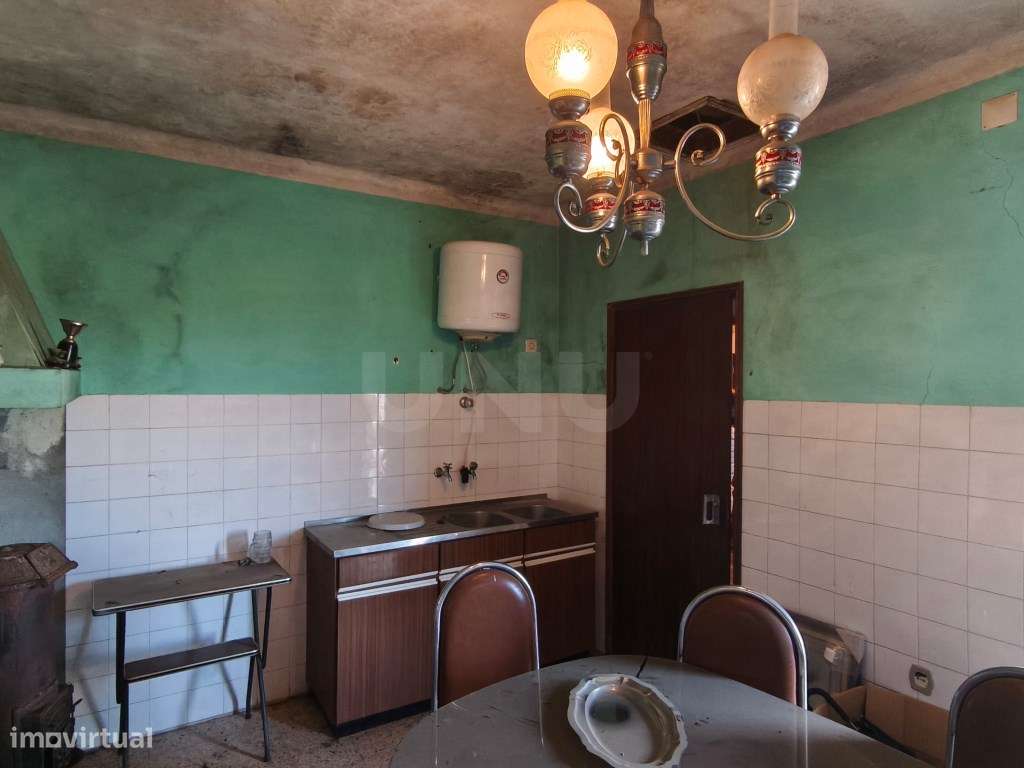 Oportunidade absolutamente imperdível - Moradia com parte renovada ...-13