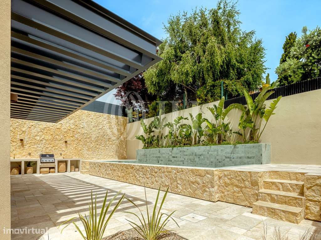 Moradia T3+1 com jardim, piscina e garagem, no Estoril-5