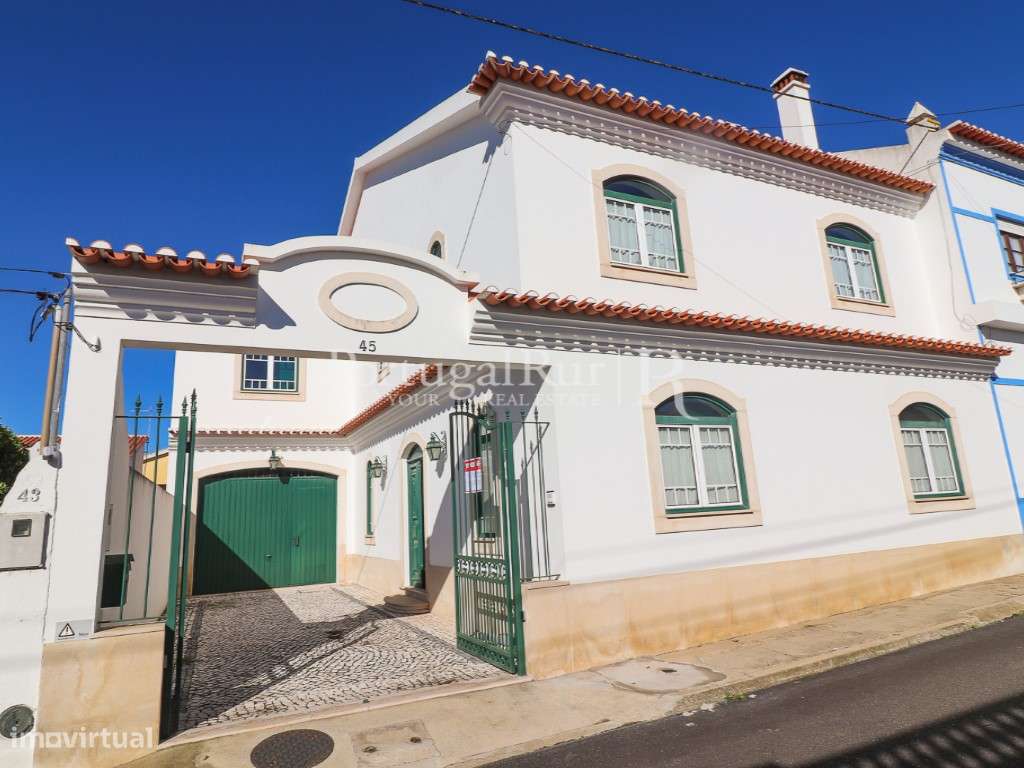 Elegante Moradia T4 com Jardim e Anexos em Alpiarça-3