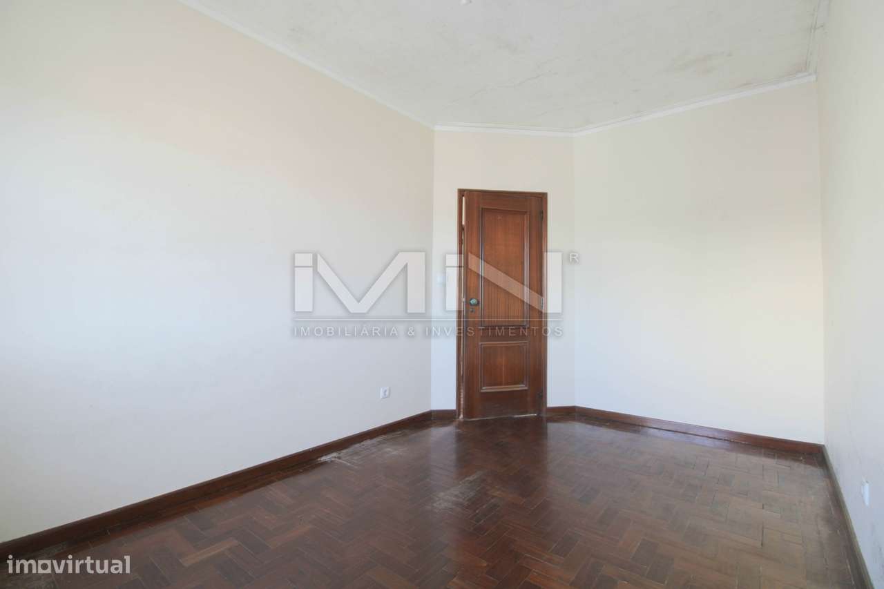 Moradia de 3 Frentes com Vista Panorâmica no Coração de Gondomar-34