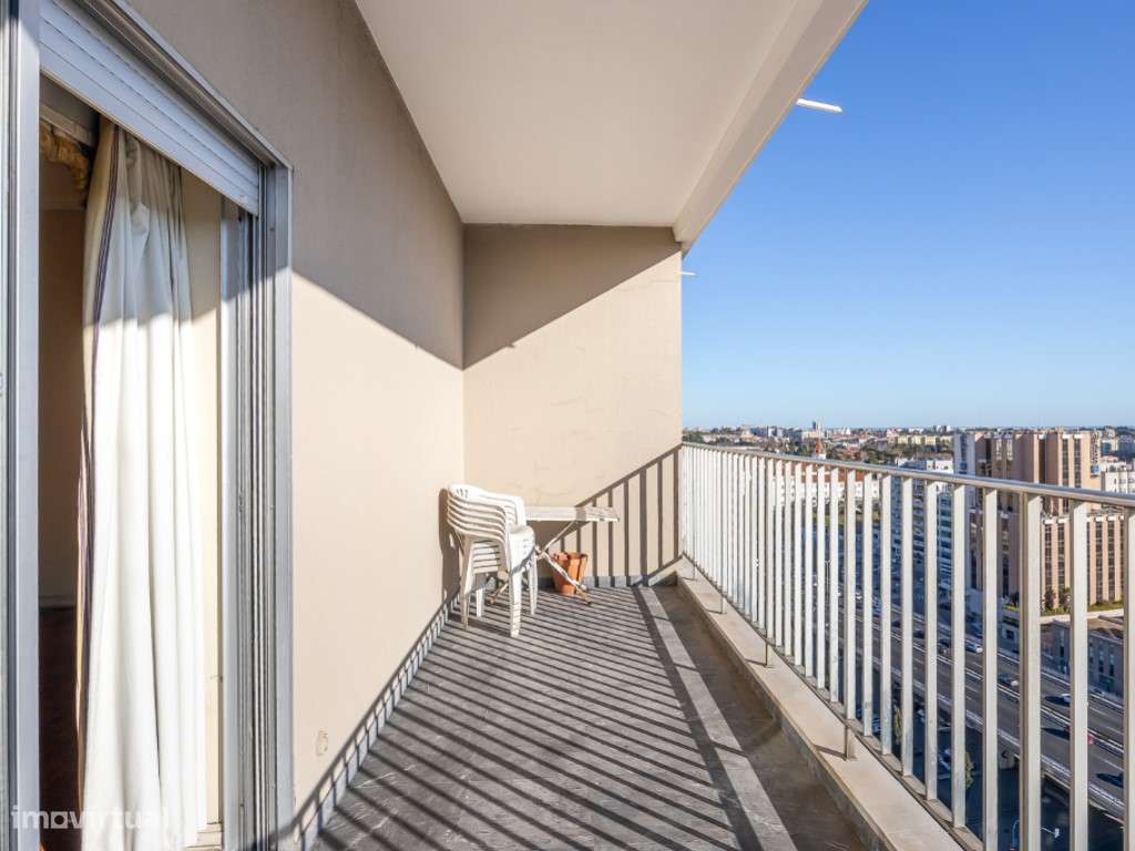 Apartamento T5 com varanda, para obras totais no Lumiar, Lisboa - Grande imagem: 4/21