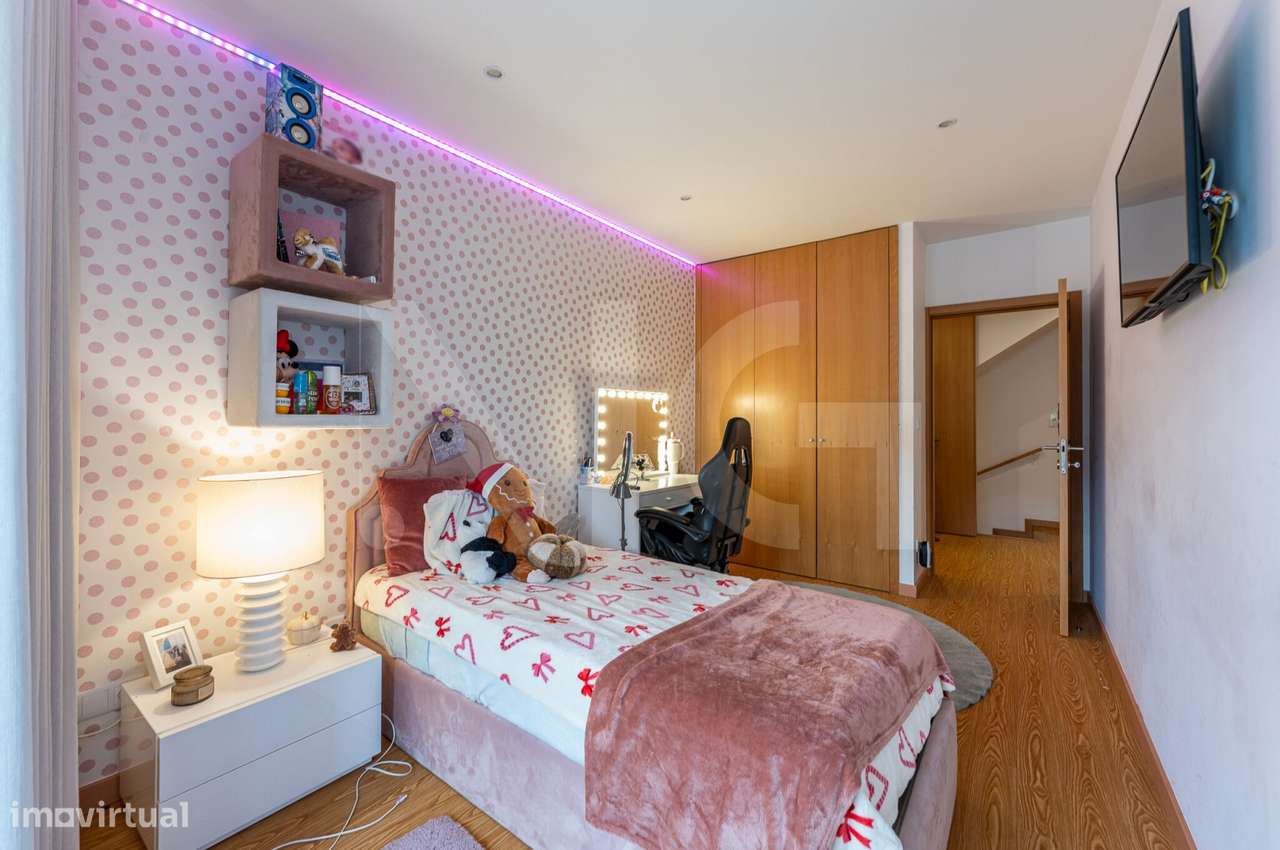 Moradia T3 com pátio, anexos e garagem em Paranhos - Porto-33