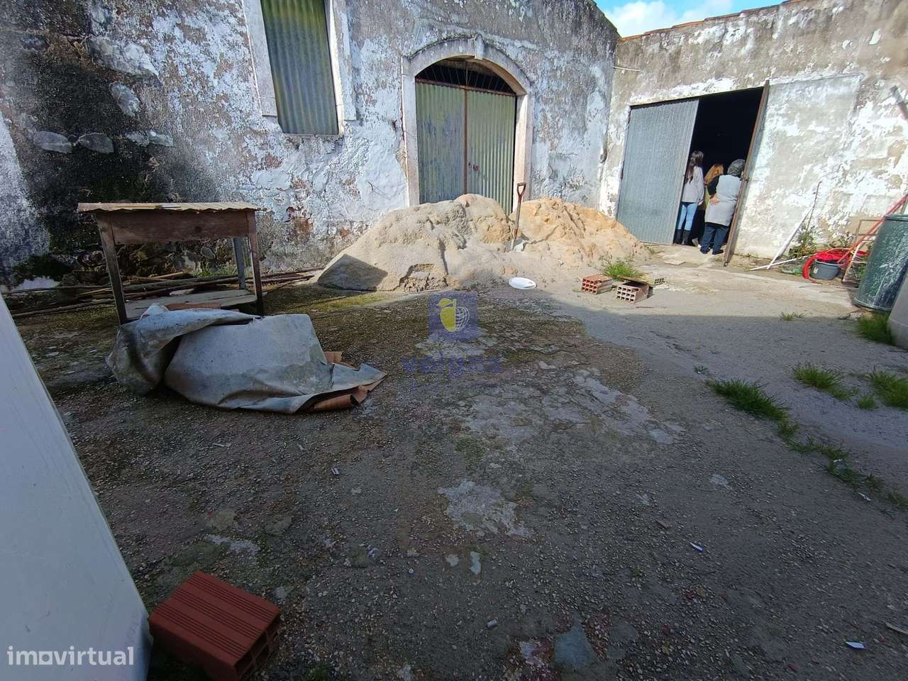 Moradia + Adega + Anexos com uma área  total de 787m2 situada em Casal-6