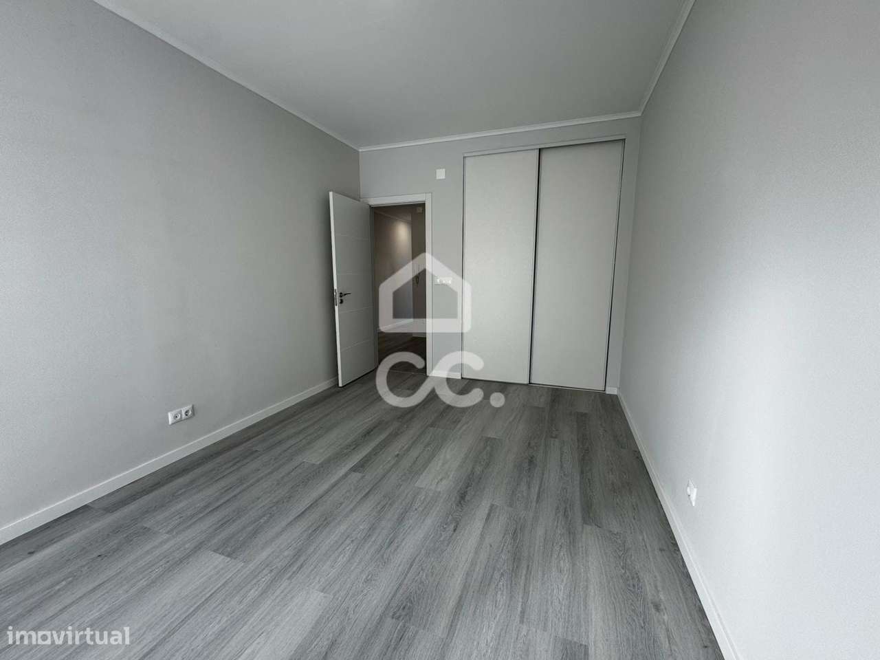 Apartamento T2 remodelado com arrecadação - Oeiras-20