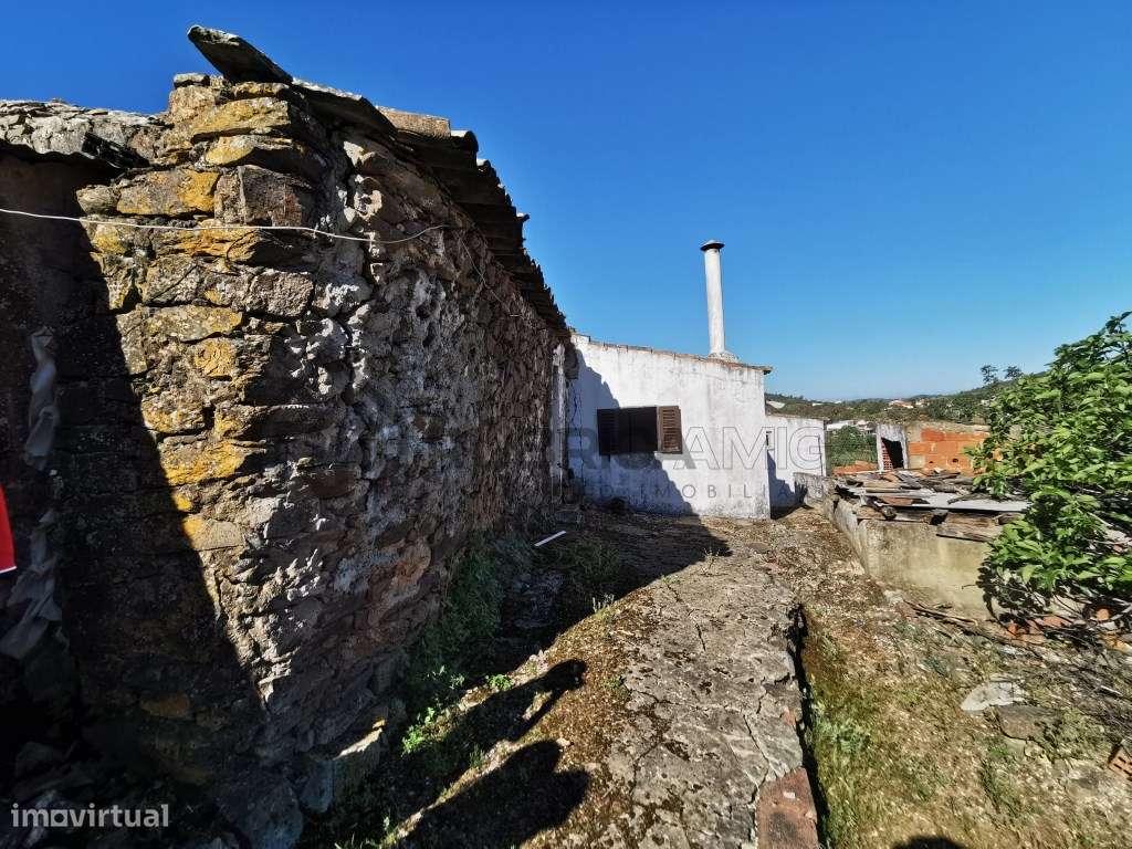 Duas Moradias com terreno com grande potencial - Grande imagem: 4/31