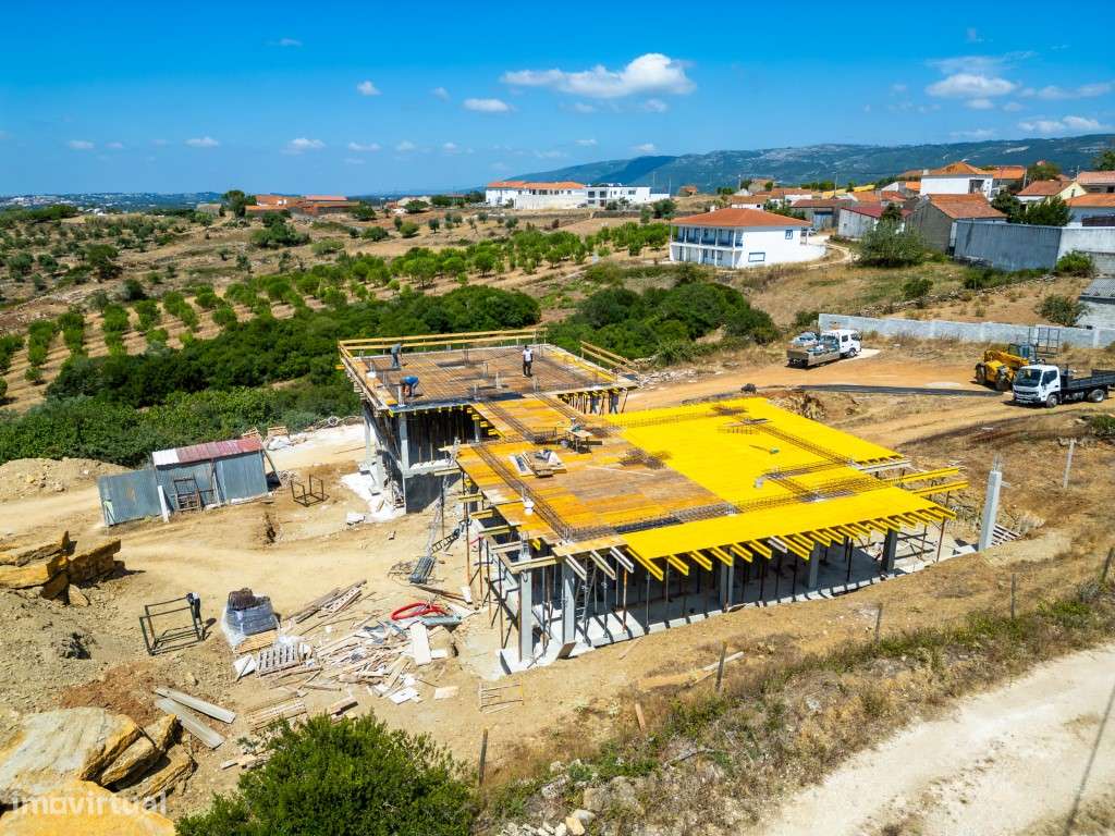 Moradia T4 moderna em construção com piscina em Évora de Alcobaça-23
