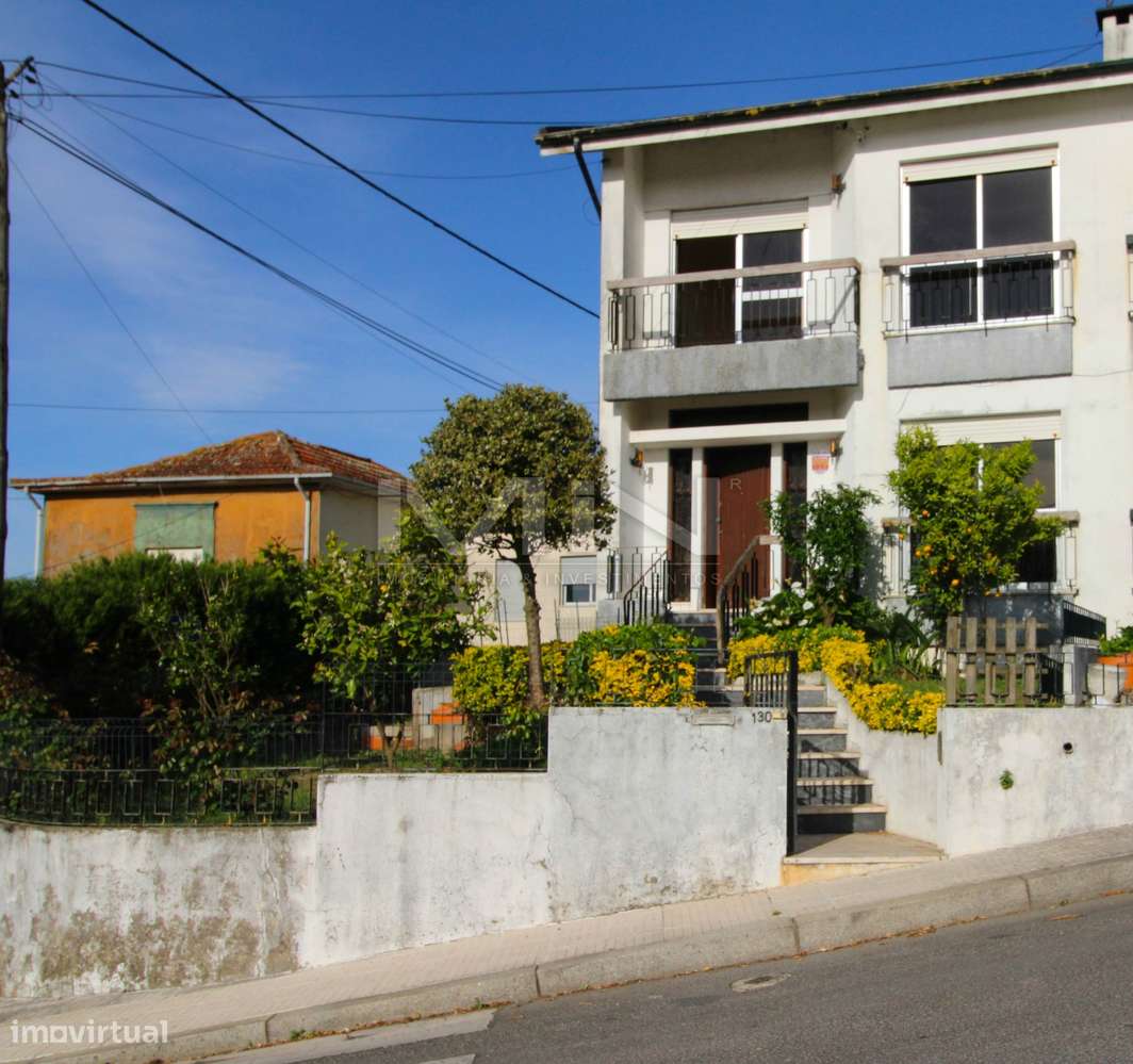 Moradia de 3 Frentes com Vista Panorâmica no Coração de Gondomar-56