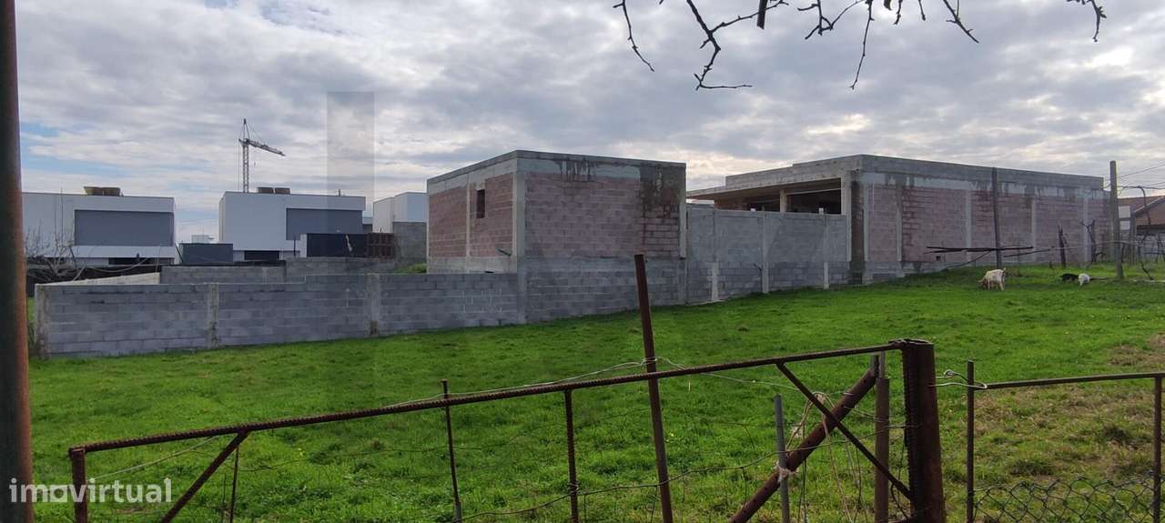 Moradia T4 com Área de Sequeiro, Garagem e Jardim e com quatro Lotes d - Grande imagem: 5/20