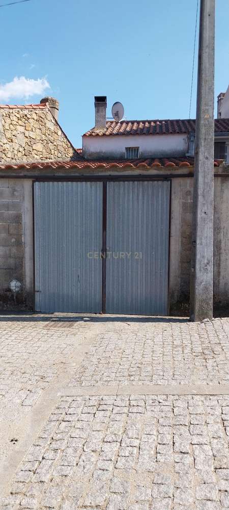 Moradia T2 com 2 espaços comerciais e garagem-16