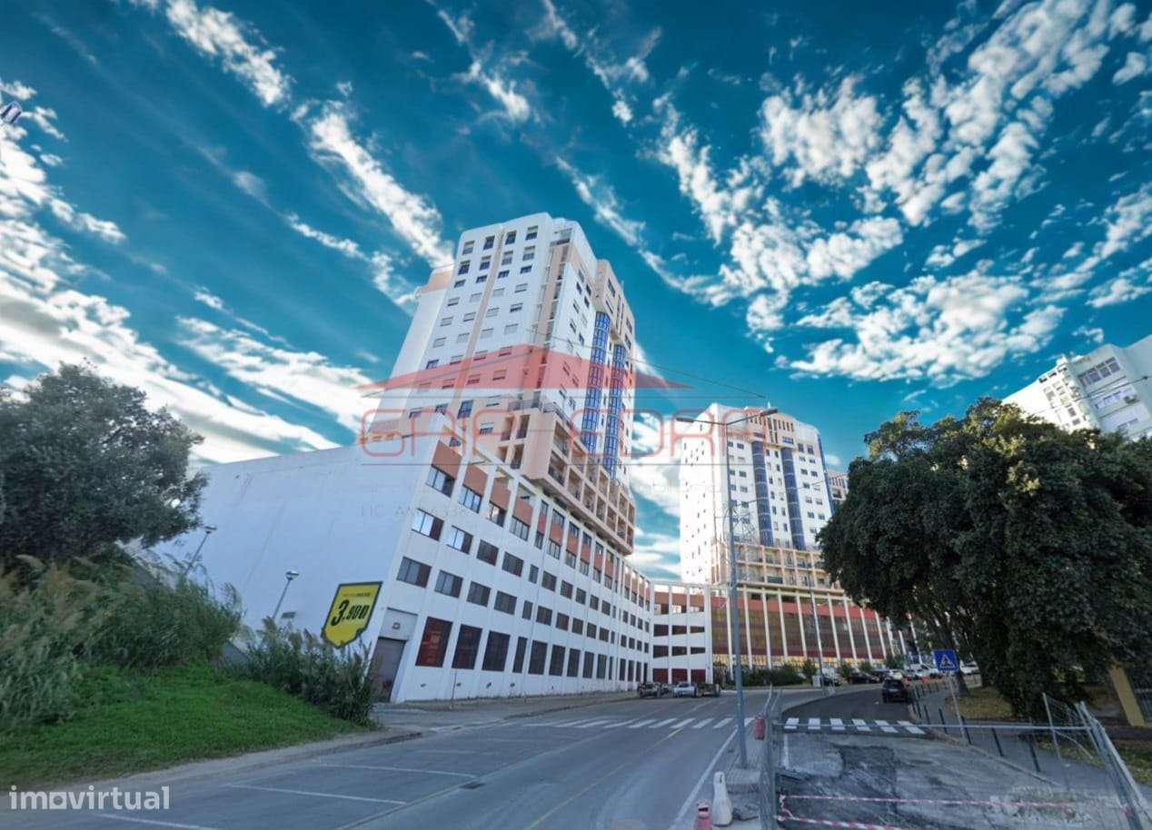 Loja com 2 300 m2 em Santo António dos Cavaleiros - Grande imagem: 4/5