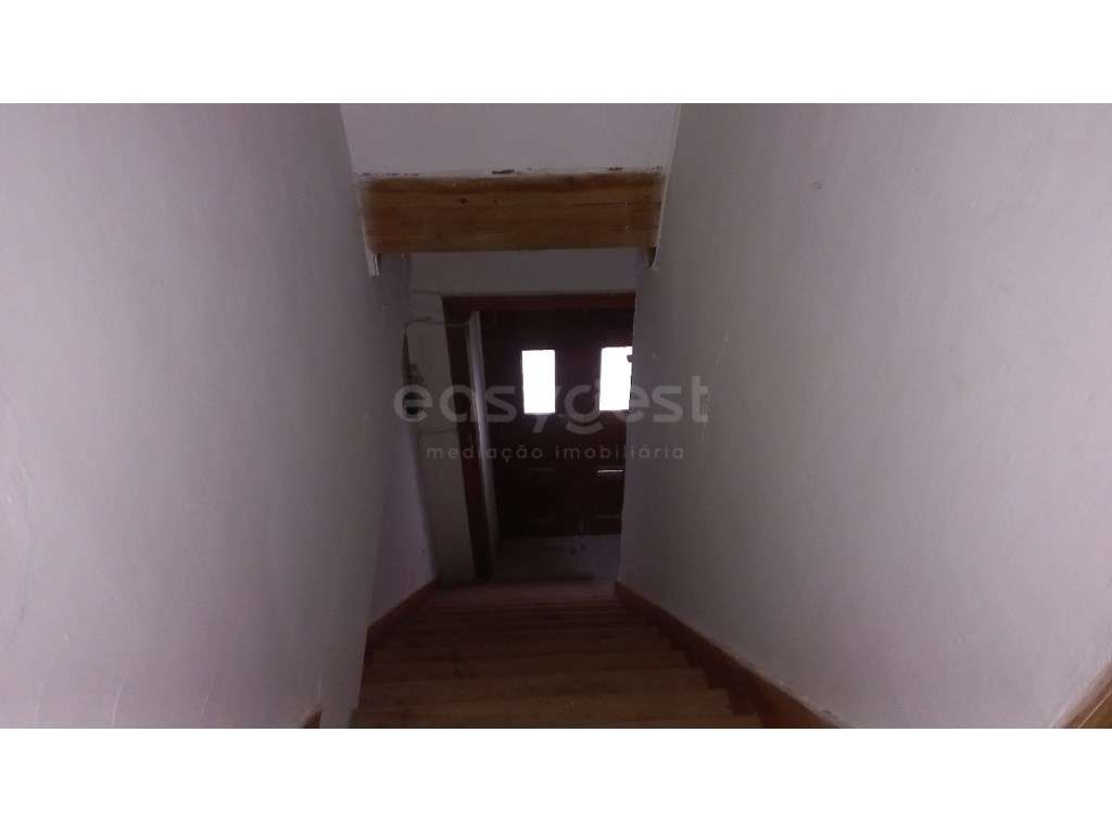 Moradia T2 para remodelar no Centro de Amiais de Baixo.-12