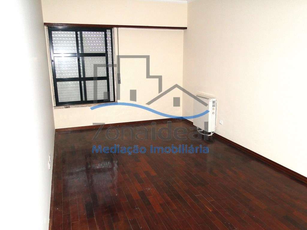 Apartamento T3 com parqueamento e arrecadação , localizado em Pared...-6