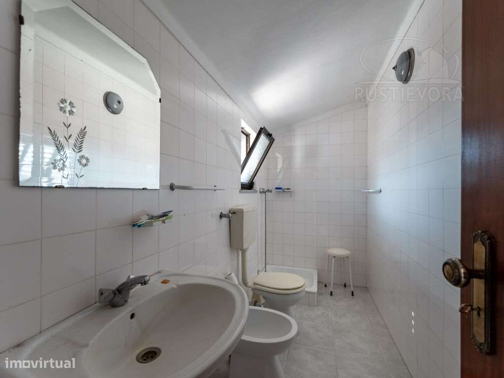 Moradia Unifamiliar de rés-do-chão e sótão, T3 com terraço e 2 quin...-12