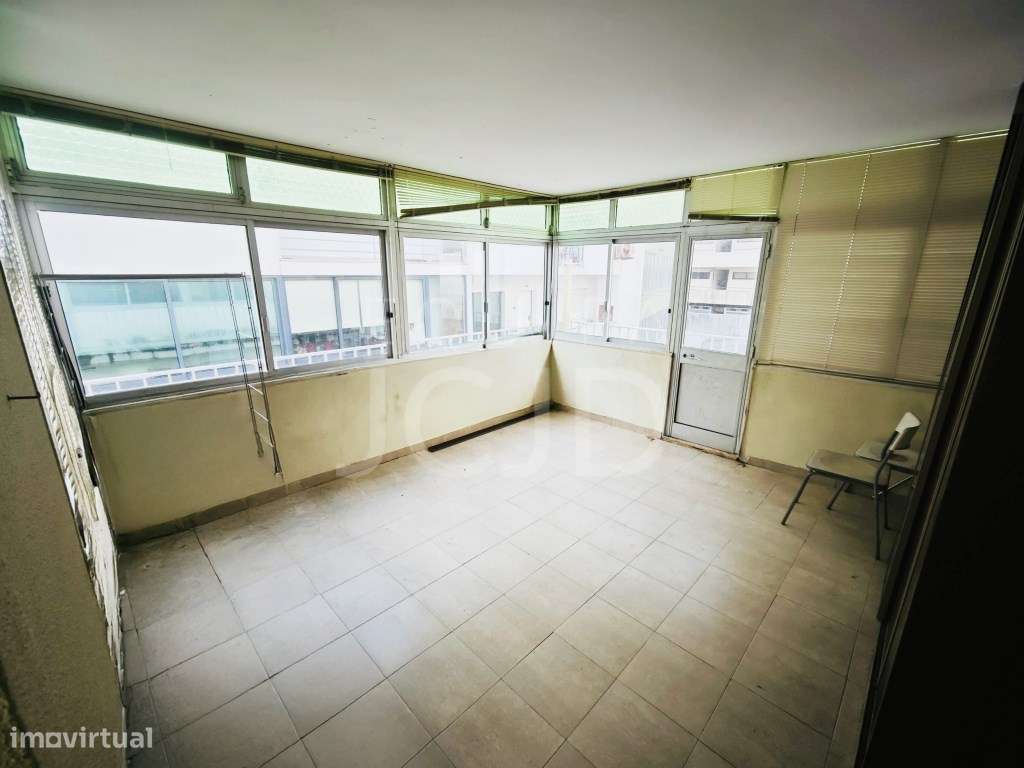 Apartamento T3 para Remodelação com Varanda e Vista Lateral para o ... - Grande imagem: 4/25