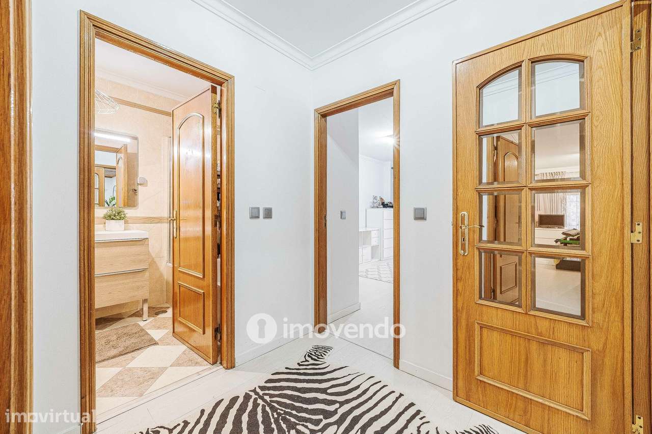 Apartamento T3, com estacionamento e arrecadação, na Ramada-38