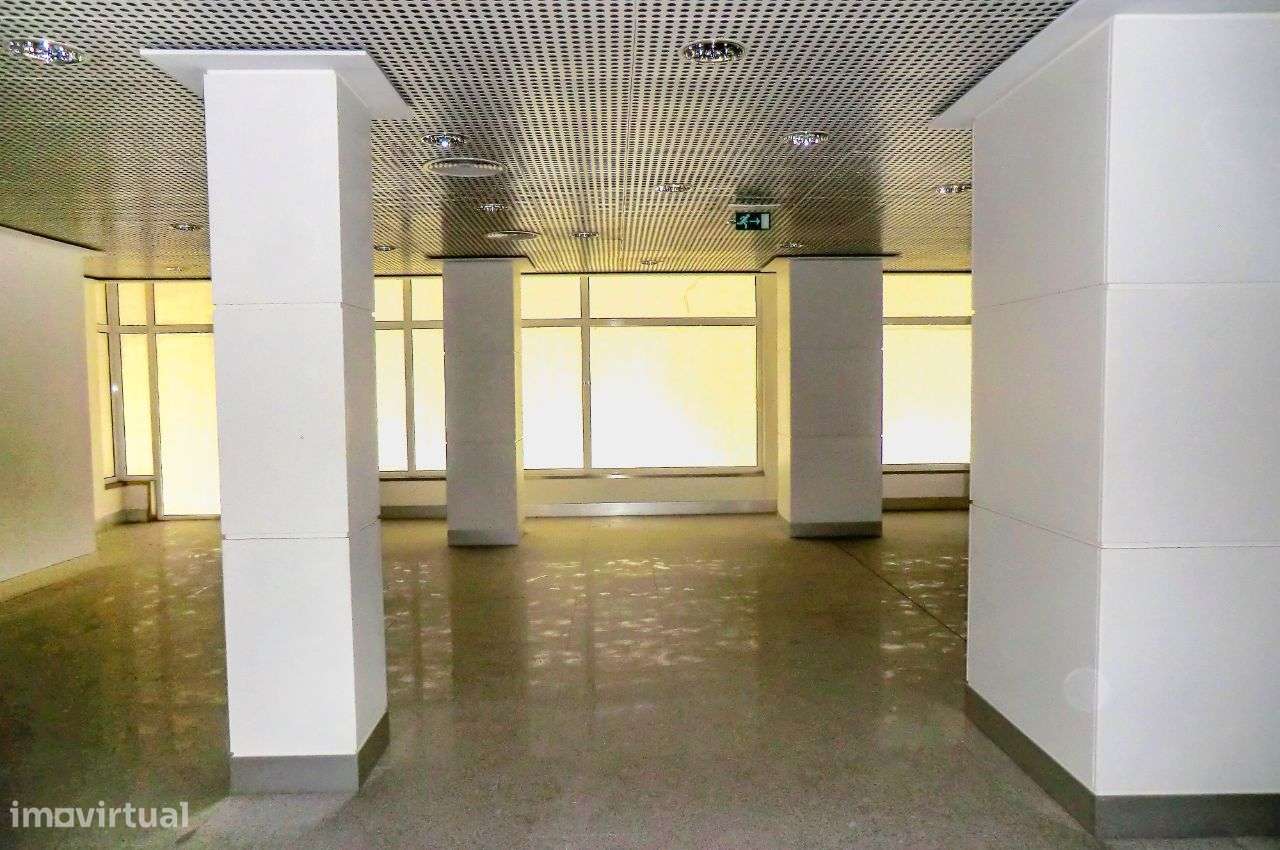 Loja na Av. Adelino Amaro da Costa, Forca, Aveiro - Grande imagem: 3/22