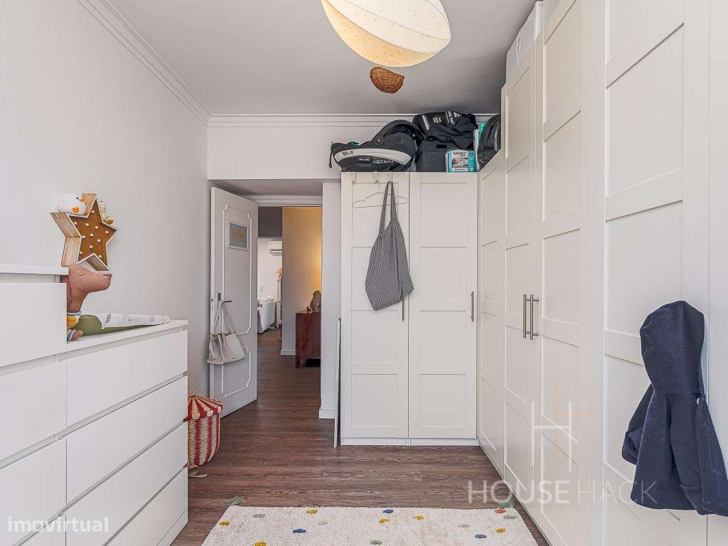 T2 Remodelado no Pragal com vista rio e duas varandas-25