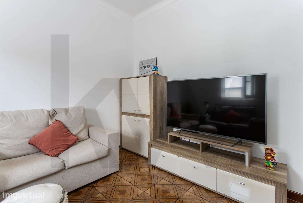 Moradia T2  com Garagem  e anexos inserida num lote de 1500 m2 de ter-11