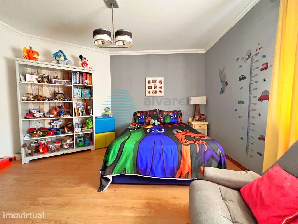 Moradia V3 situada no centro do Bombarral-13