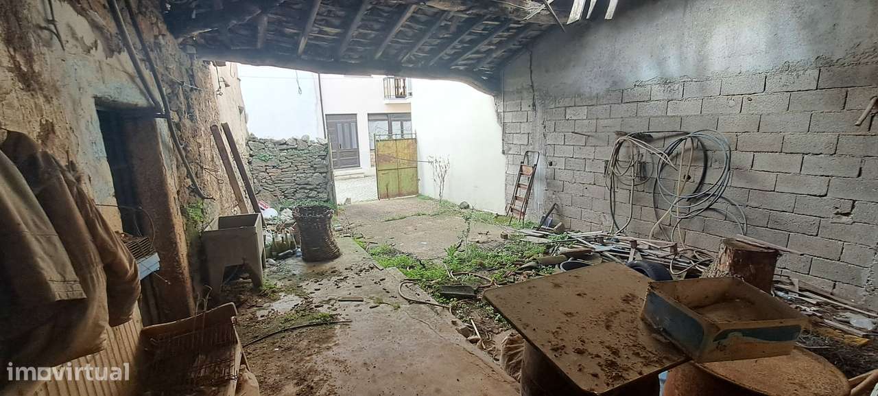 Moradia para restaurar em Sendim-8