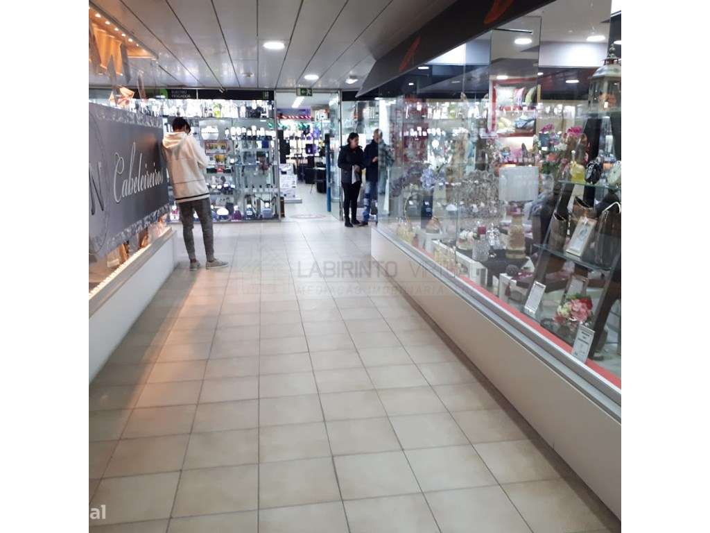 Vende-se loja no Centro Comercial Caparica Oceano, na Costa da Capa... - Grande imagem: 3/5